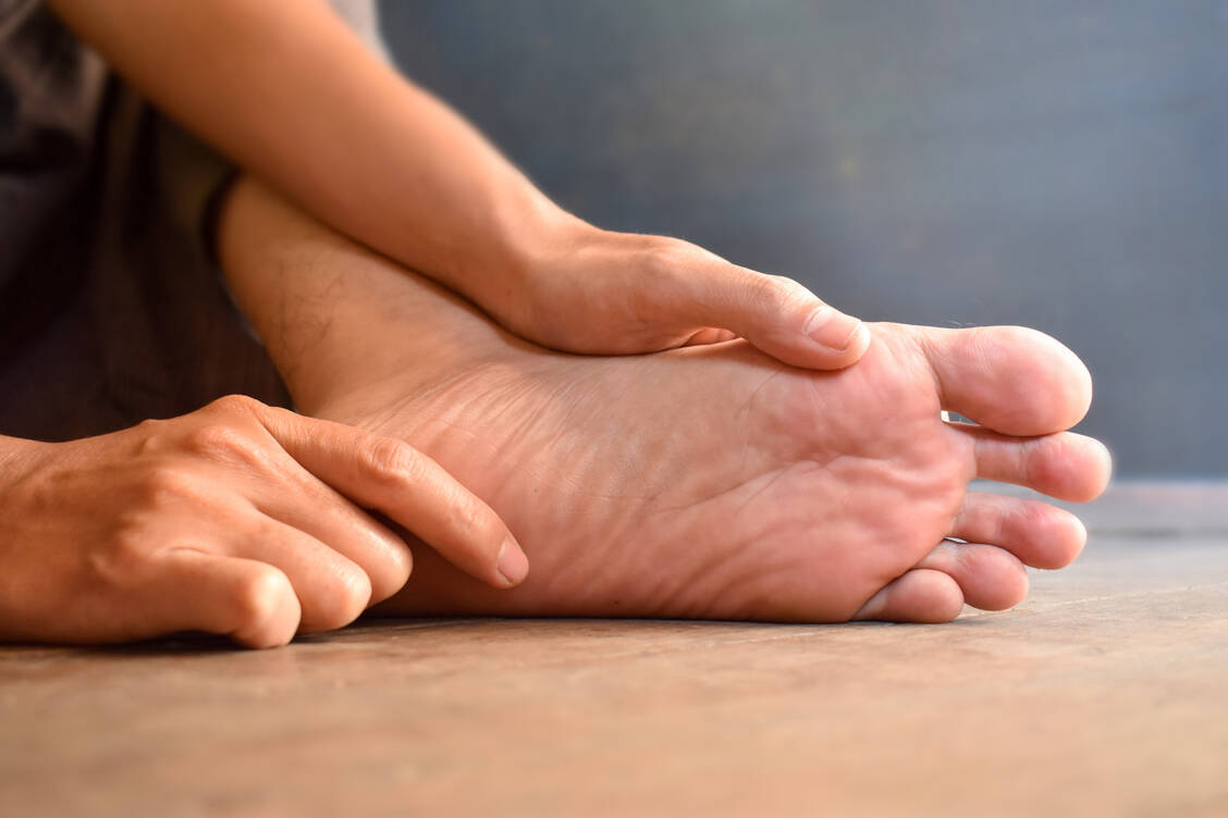 Die Chemotherapie-induzierte Polyneuropathie kann sich unter anderem von Fingern und Zehen her ausbreiten. / © Adobe Stock/ZayNyi