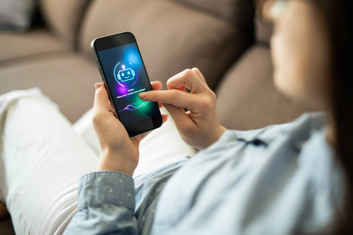 Eine Frage stellen und die Antwort in Sekunden erhalten: KI zu nutzen, gehört für viele inzwischen zum digitalen Alltag. / © Getty Images/	ArtistGNDphotography