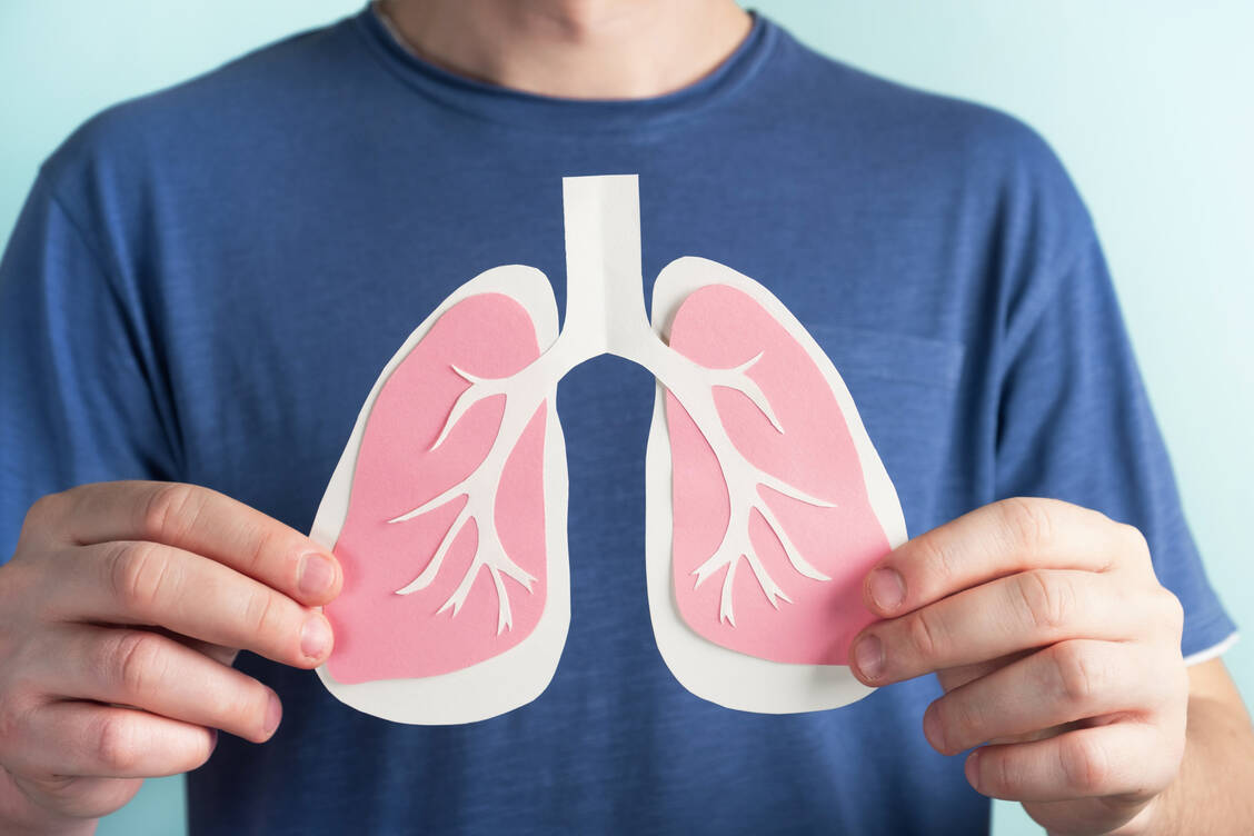 Lungenfibrose ist unheilbar und kann eine Lungentransplantation notwendig machen. / © Getty Images/Elena Nechaeva