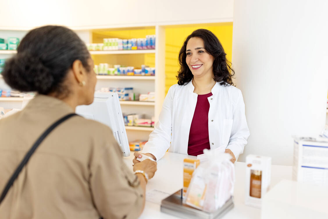 Beim Thema Wechseljahre kann die Apotheke eine kompetente Anlaufstelle darstellen. (Symbolbild) / © Getty Images/Luis Alvarez