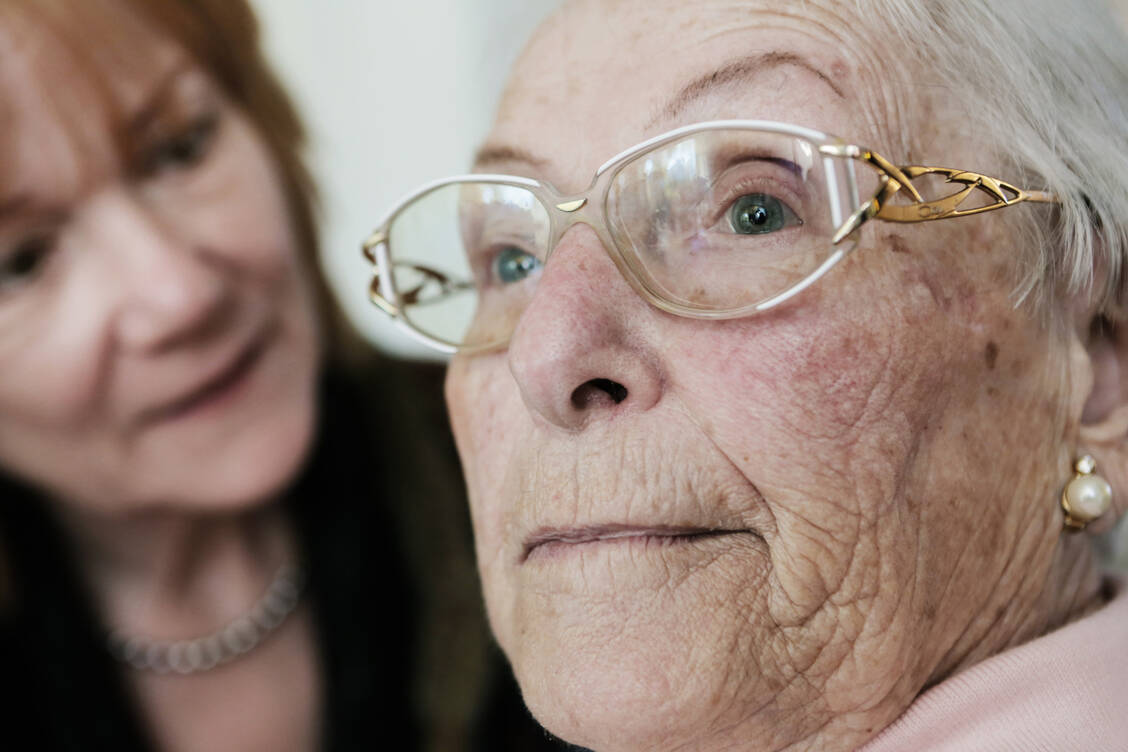 Frauen erkranken häufiger als Männer an einer Alzheimer-Demenz als Männer. Körperliche und geistige Aktivität sowie soziale Kontakte tragen viel zur Vorbeugung bei.   / Foto: Adobe Stock/bilderstoeckchen