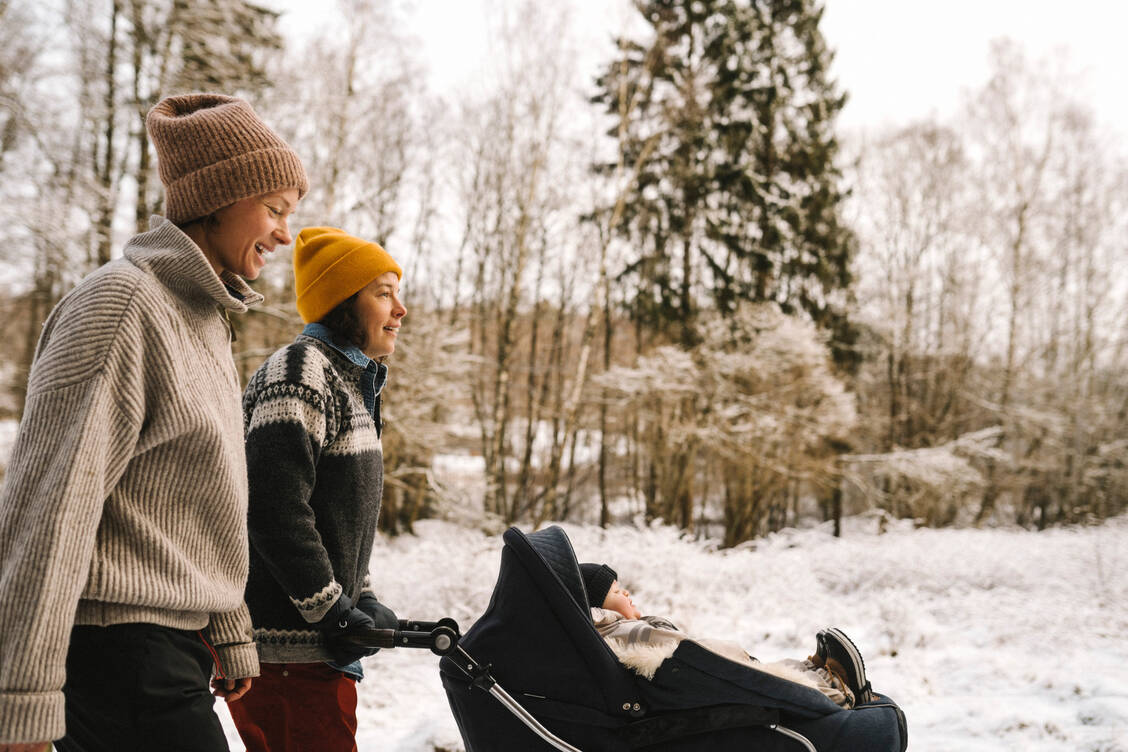 Warm eingepackt nach dem »Zwiebelprinzip« – das verhindert, dass kleine Körper bei Kälte auskühlen. / Foto: Getty Images/Maskot