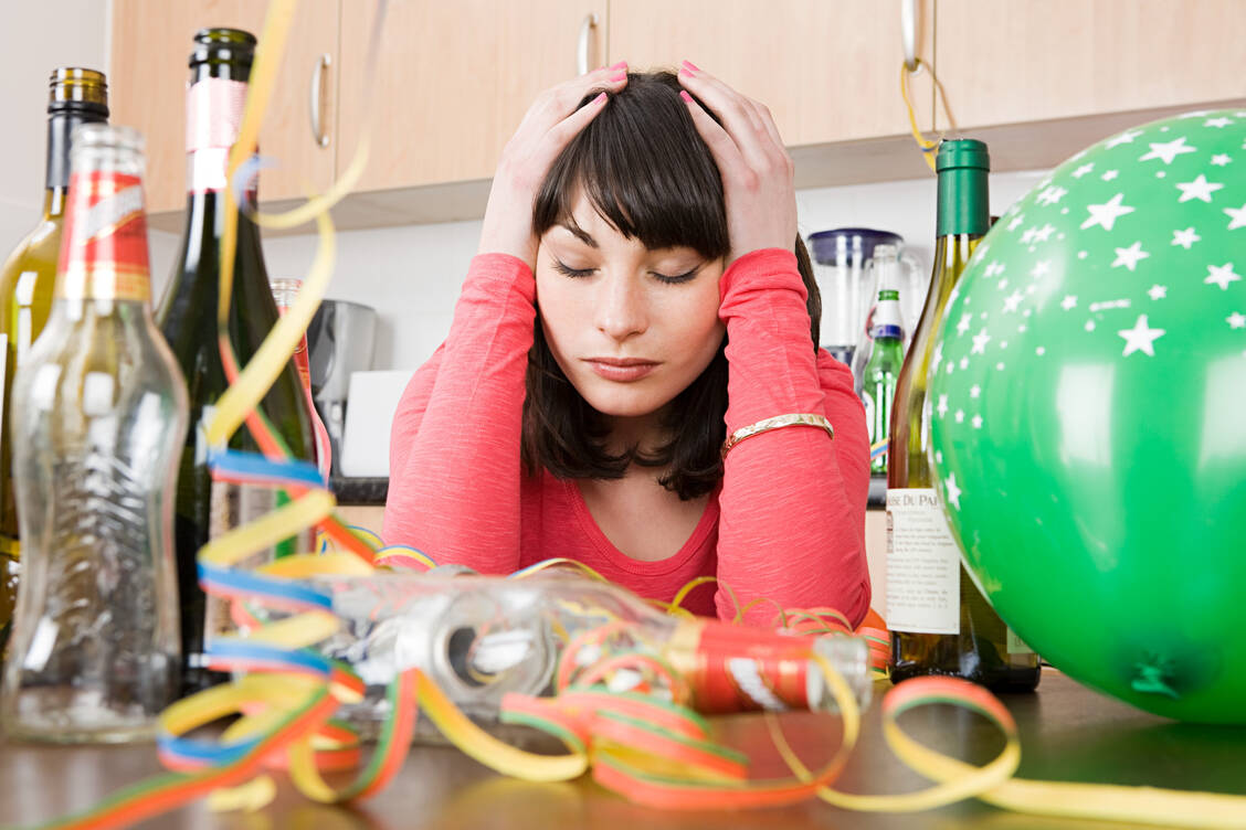 Nach übermäßigem Alkoholkonsum kommt am nächsten Tag oft das böse Erwachen. / Foto: Getty Images/Image Source
