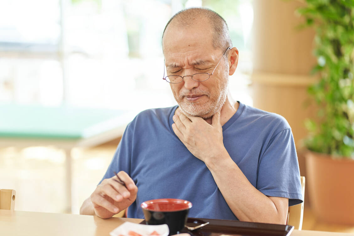 Schluckstörungen können bei älteren Betroffenen Gesundheit und Lebensqualität enorm verschlechtern. Es gilt, Probleme früh zu erkennen und anzugehen. / © Adobe Stock/mapo