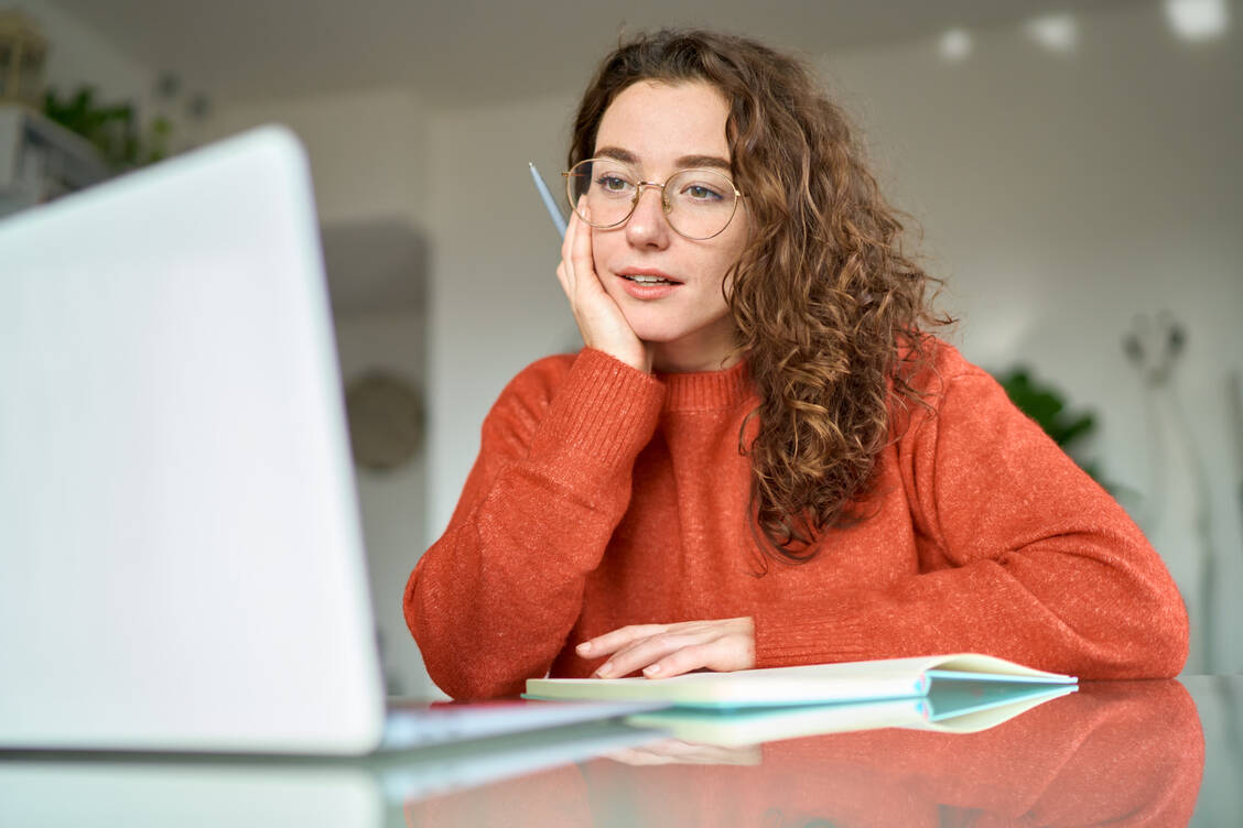 Bei spannenden Themen Fortbildungspunkte sammeln und mit einem Geschenk belohnt werden – das bot der erste Thememonat des BVpta. / © Adobe Stock/insta_photos