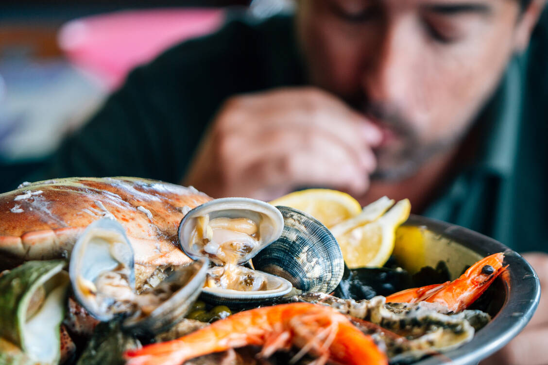 Algen, Fisch und Meeresfrüchte können zu hohe Bleigehalte aufweisen. / Foto: Getty Image/Rafael Elias