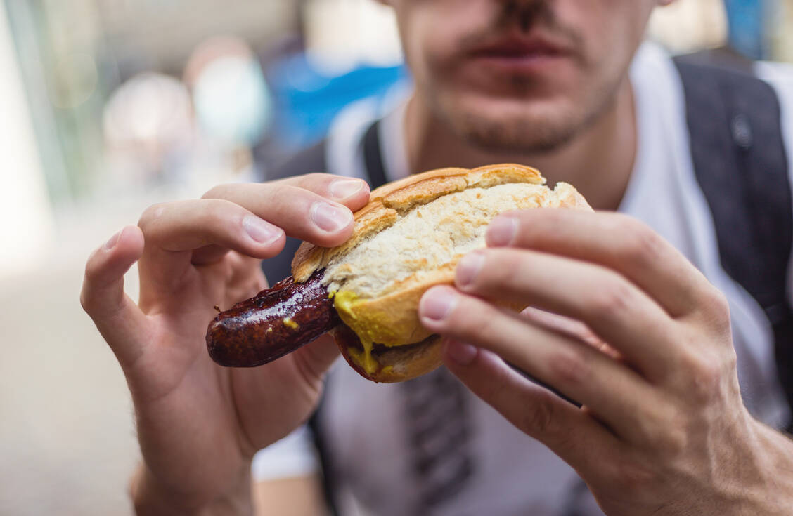 Die meisten Männer mögen Fleisch und essen auch mehr davon. Doch rotes Fleisch gilt als Risikofaktor für Darmkrebs. / Foto: Getty Images/FluxFactory
