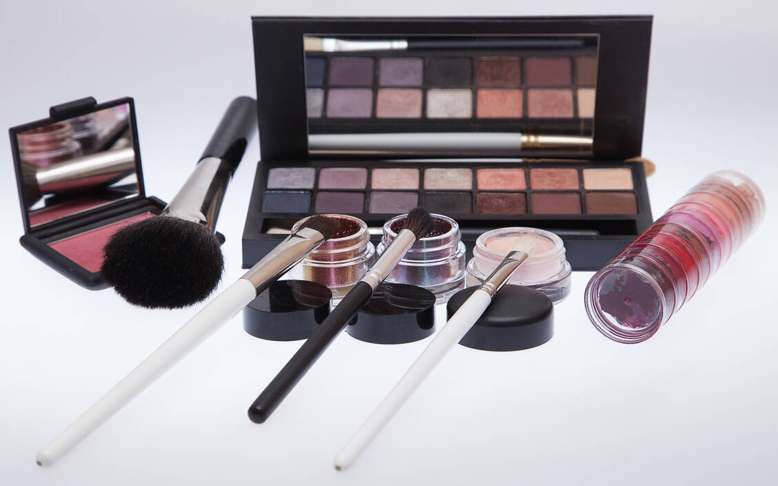 Ausgeprägte Rötungen, Pigmentstörungen oder Narben können Betroffene oft nur mit hochpigmentierten Camouflage-Produkten zufriedenstellend abdecken – hier heißt es Ausprobieren und Experimentieren. / Foto: Adobe Stock/Eugene Müller