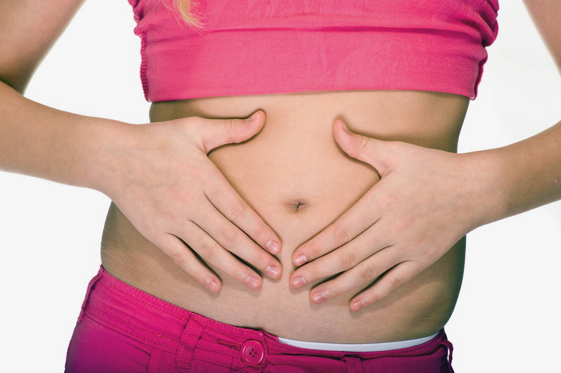 Solch einen Bauch wünschen sich sicher viele Menschen. Wer stark abnimmt, muss jedoch zunächst oft mit sogenannten Fettschürzen zurechtkommen. / Foto: Fotolia/Dron