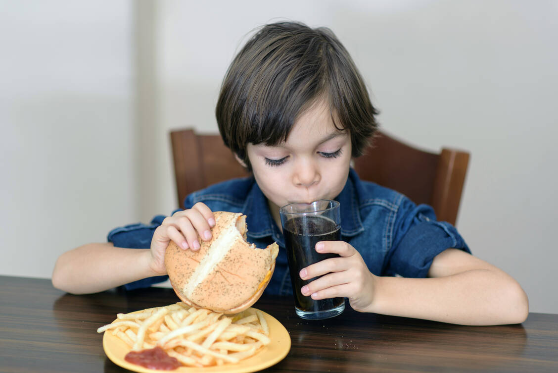 Die Entwicklung einer Fettleber wird durch den hohen Konsum von Fructose deshalb begünstigt, weil dieser Einfachzucker – im Unterschied zu Glucose – nicht gespeichert werden kann. / Foto: Getty images/Mustafa Arican