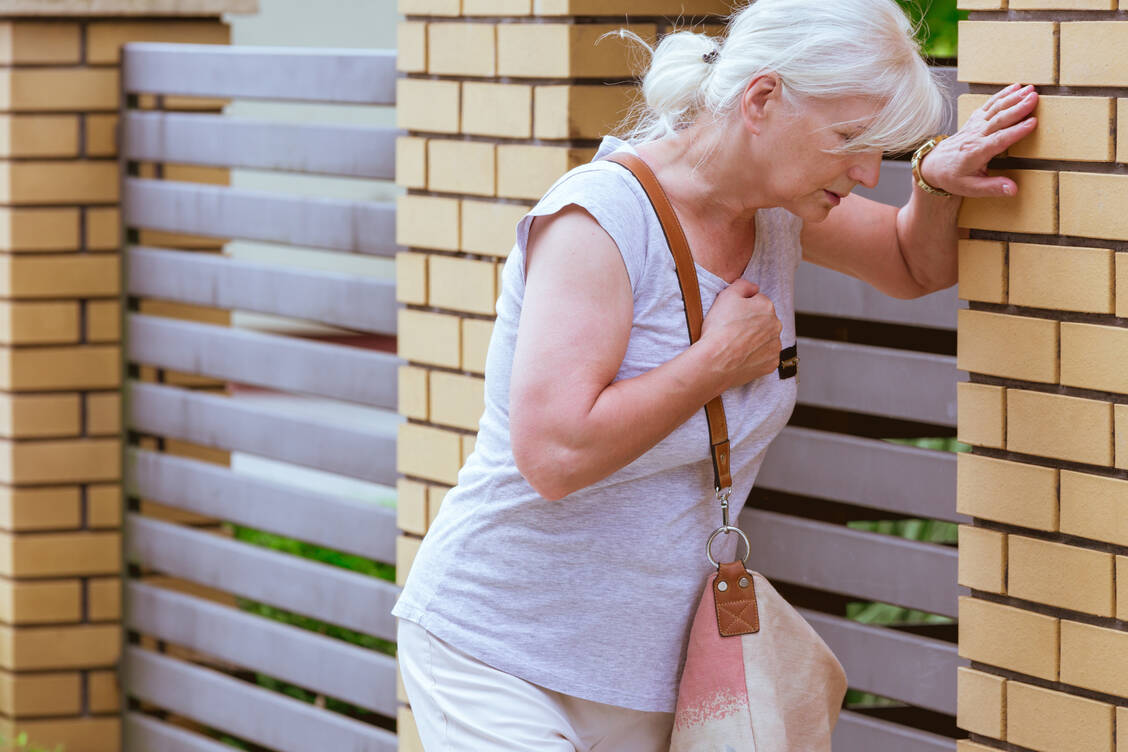 Frauen sind bis zur Menopause durch das Hormon Östrogen besser als Männer vor Herzinfarkten geschützt. Nach den Wechseljahren steigt das Risiko für einen Herzinfarkt bei ihnen jedoch schneller an als bei Männern.  / Foto: Adobe Stock/Photographee.eu