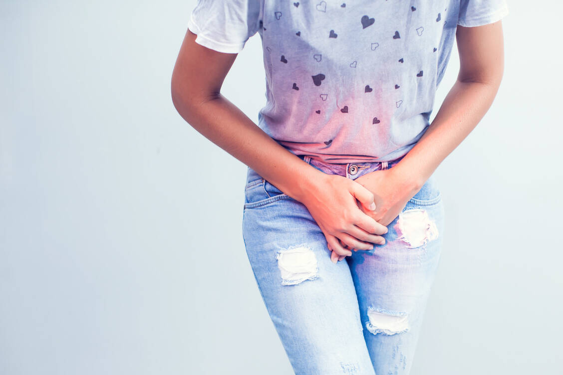 Dreiviertel der Frauen wissen, wovon die Rede ist: Nimmt Candida albicans in der Vaginalregion überhand, dann juckt und brennt es und es kommt zu Ausfluss.  / Foto: Adobe Stock/Aleksej