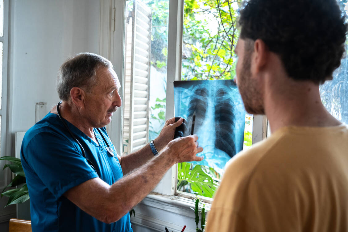 In der Atemwegssaison muss die Lunge bestmöglich geschützt werden.  / © Getty Images/Frazao Studio Latino