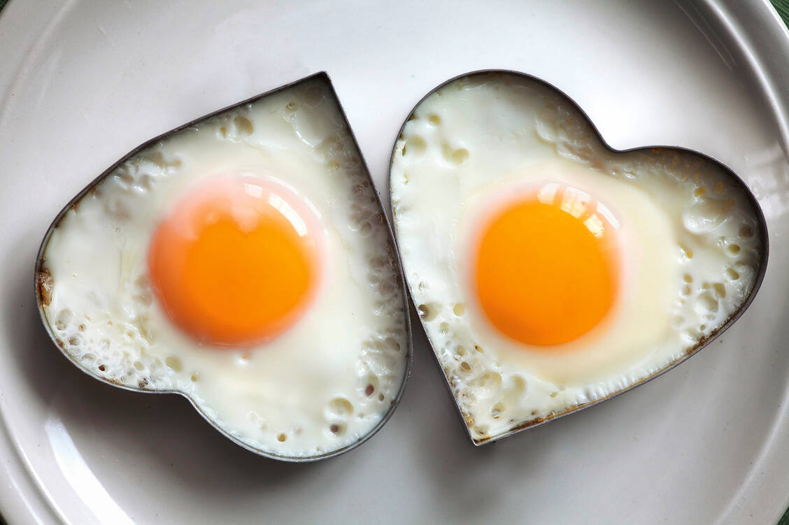Für eine ausgewogene Ernährung empfiehlt die DGE bis zu drei Eier pro Woche. / Foto: imago stock&people