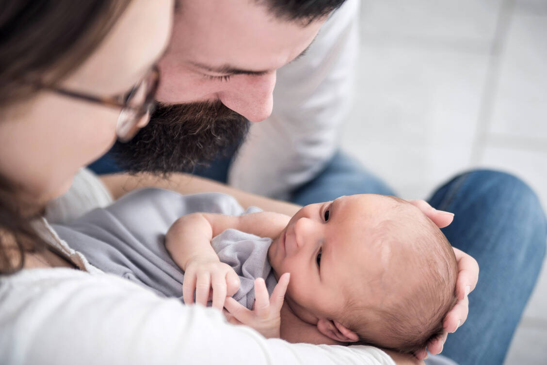 Besonders bei Früh- und Neugeborenen ist Vorsicht geboten, da die Hautbarriere noch nicht ausgereift ist und der Stoffwechsel sich von Erwachsenen deutlich unterscheiden kann. / © Adobe Stock/S.Kobold