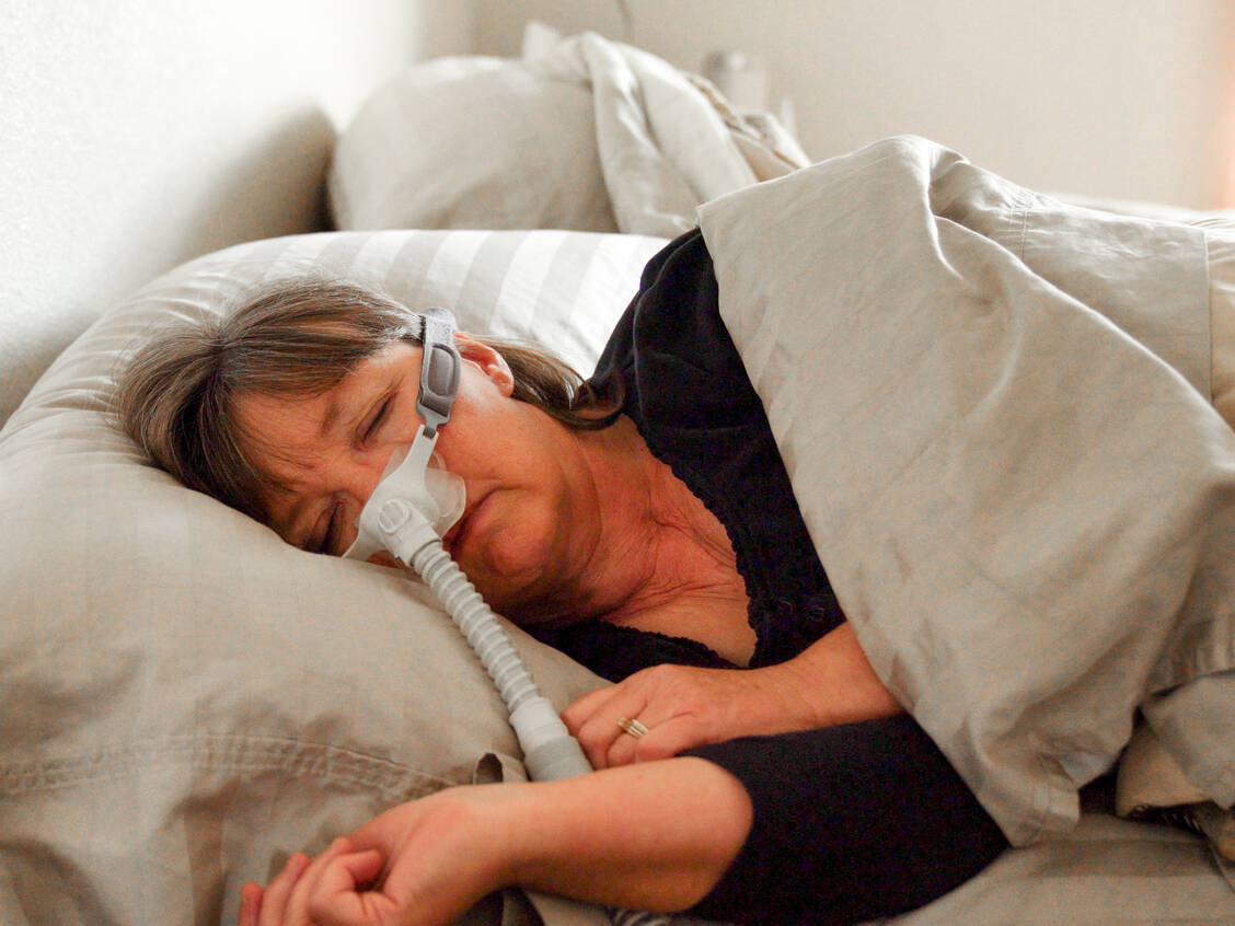 CPAP ist keine Beatmung: Durch die Druckluft wird der Zugang zu den Luftwegen aufgehalten. / © Getty Images/grandriver