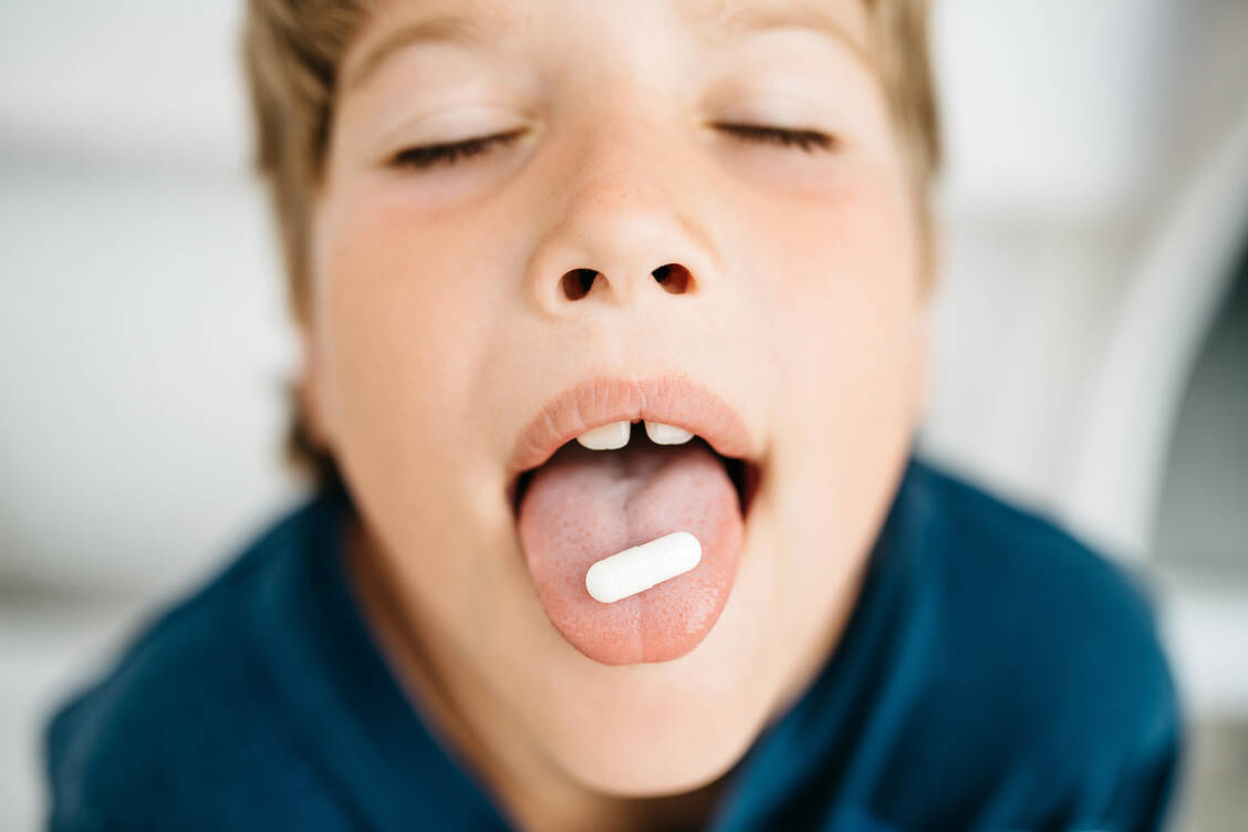 Man kann es gar nicht oft genug sagen: Medikamente dürfen für Kinder nicht erreichbar sein. / Foto: Adobe Stock/hedigorko
