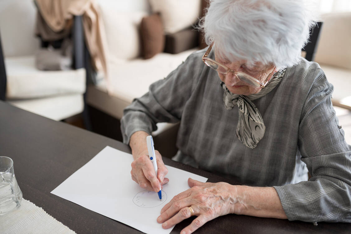 Zwei Drittel der von Alzheimer-Demenz betroffenen Personen in Deutschland sind Frauen. / Foto: Adobe Stock/Ivan