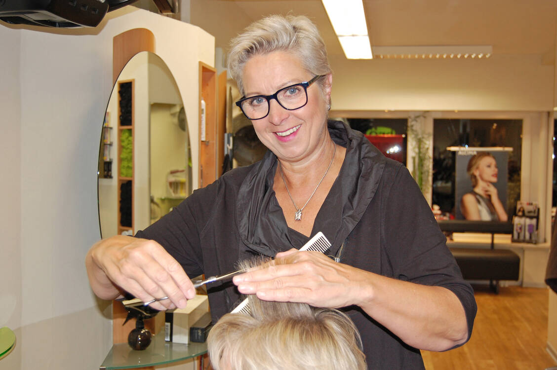 Haare trocken schneiden: Das kann Friseurmeisterin Diana Brömmel auch ohne Handschuhe. / Foto: Narimaan Nikhbakht
