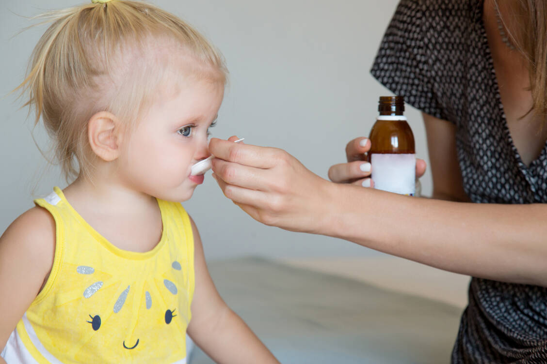 In diesem Winter soll es möglichst nicht mehr zu extremen Lieferengpässen bei Kinderarzneimitteln kommen. / Foto: Getty Images/triocean