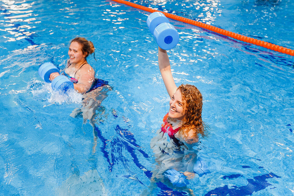 Enorm anstrengend: Fitness-Kurse im Wasser trainieren Kraft und Ausdauer und fördern die Fettverbrennung. / Foto: Adobe Stock/EdNurg