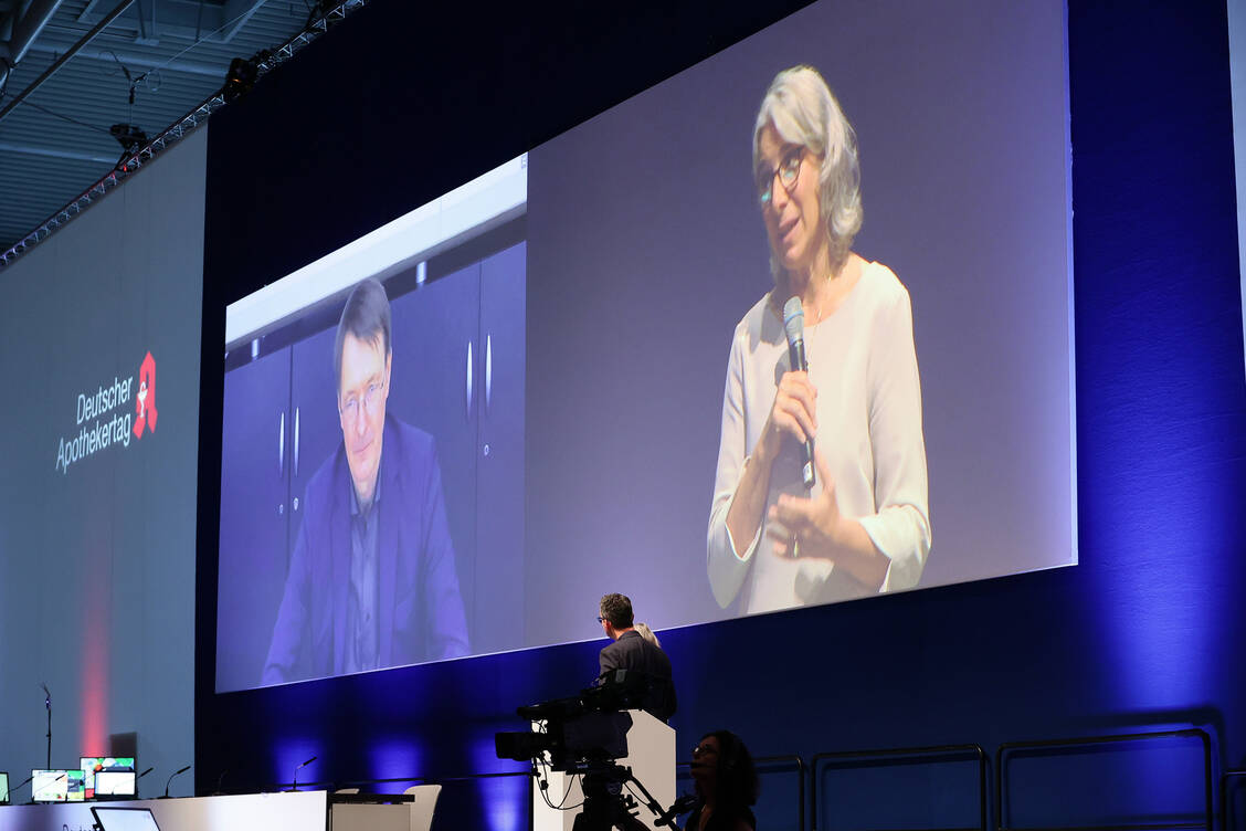 Wie auch im vergangenen Jahr können die Grußworte zur Eröffnung der Expopharm sowie des Deutschen Apothekertags (hier 2023 mit Karl Lauterbach) per Livestream auf der Homepage der PZ mitverfolgt werden. / © Alois Mueller
info@amfotos.com
