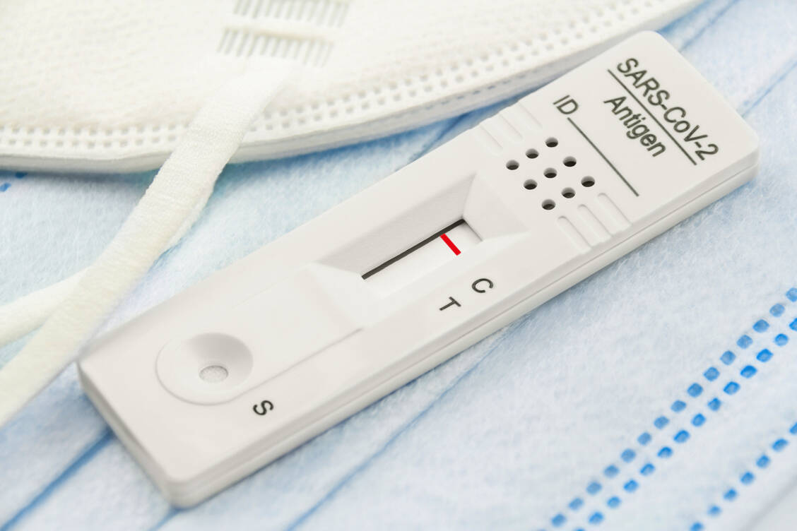 Einem negativen Ergebnis eines abgelaufenen Corona-Schnelltests sollte man nicht trauen. / © Adobe STock/PhotoSG