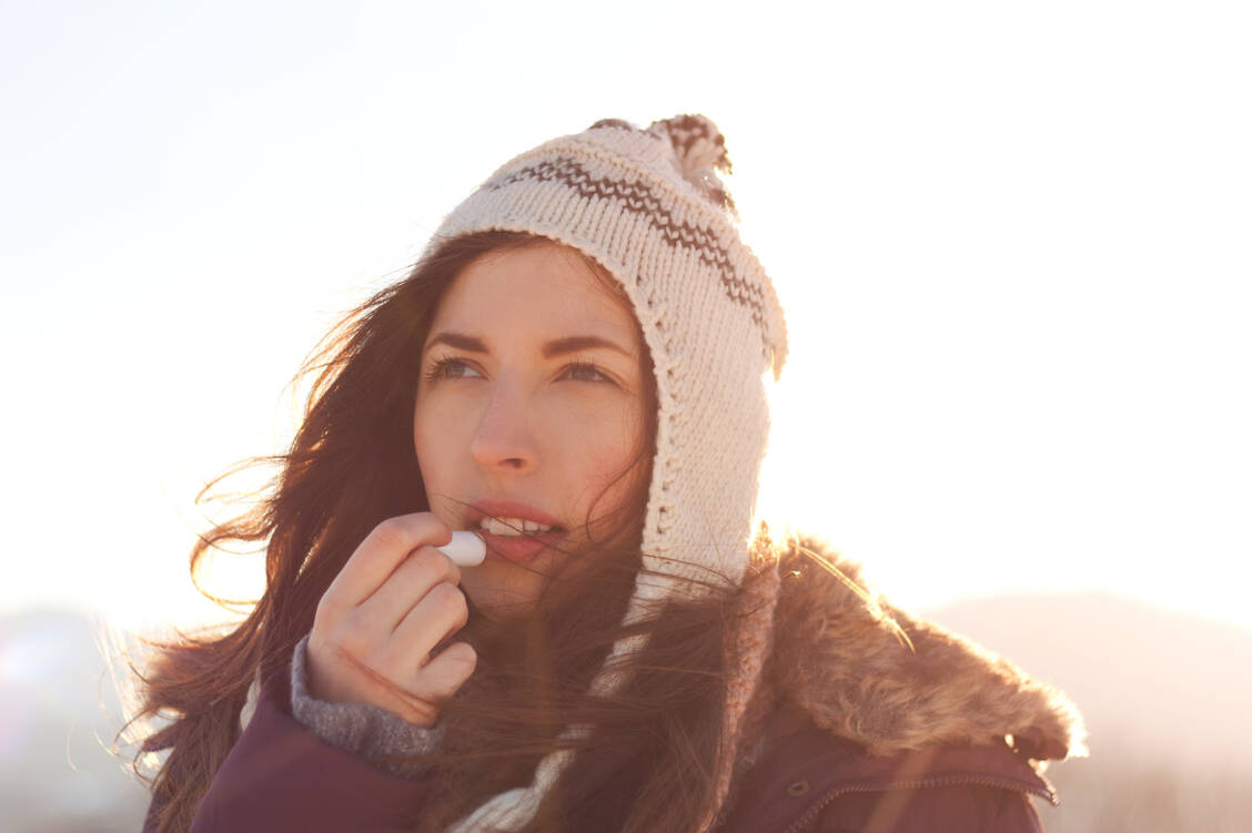 Die Lippen brauchen im Winter ebenfalls besondere Pflege – am besten mit Sonnenschutz. / Foto: Getty Images/Petrunjela