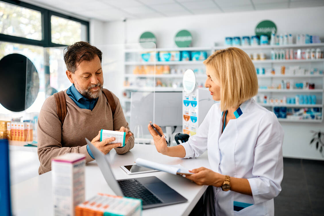 Der Wert der pharmazeutischen Beratung: Arzneimittel können nur optimal wirken, wenn sie richtig eingenommen werden.  / © Adobe Stock/Drazen
