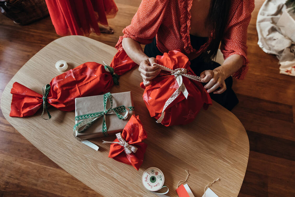 Die Wahrscheinlichkeit, dass Coronaviren an Weihnachten durch Karten oder verpackte Geschenke übertragen werden, ist äußerst gering. / Foto: Gettty Images/Louise Beaumont