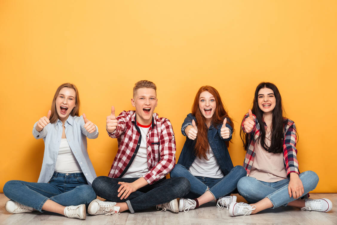 Auch nachmittgas noch voll motiviert: Die PTA‑Patenschaft ermöglicht PTA‑Schülern, praktische Erfahrungen direkt in der Apotheke zu sammeln. / © Getty Images/DeanDrobot