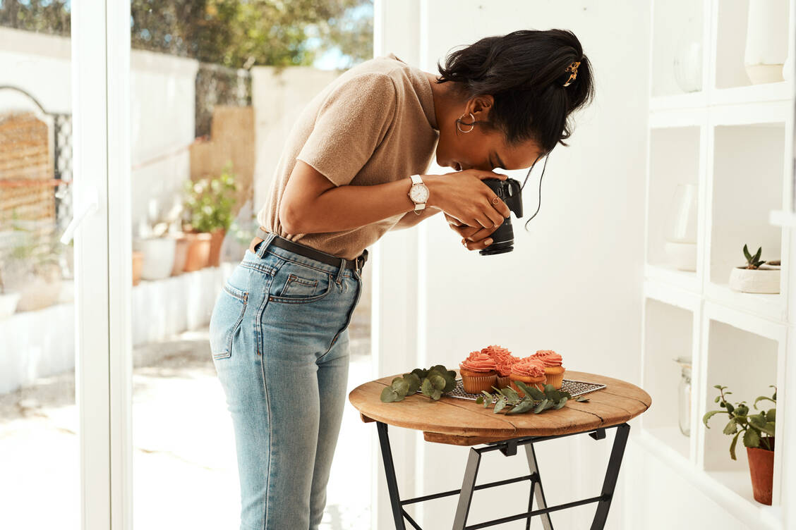 Fotos für Instagram sind häufig aufwendig in Szene gesetzt. Für die Follower soll es aber möglichst authentisch und mühelos wirken. / Foto: Getty Images/PeopleImages