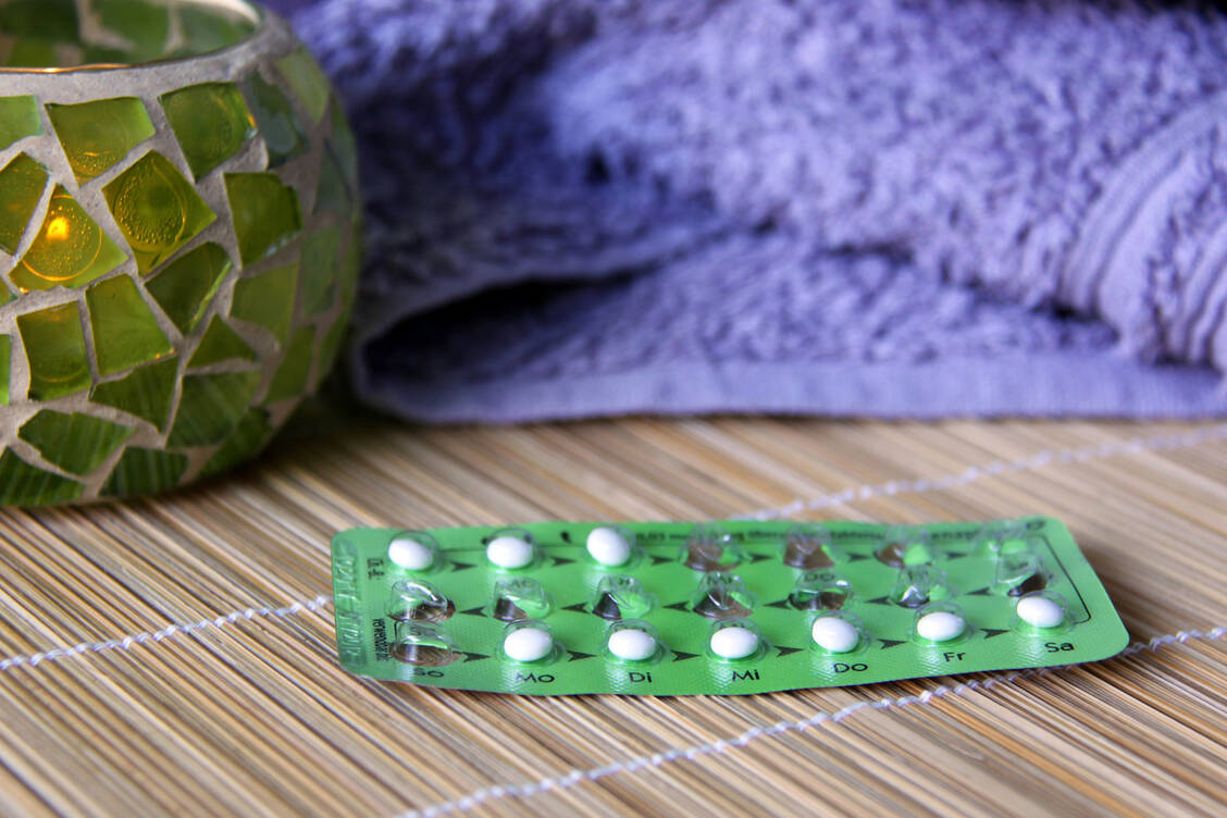 Bei Reisen in Gebiete mit Zeitverschiebung ist wichtig, dass der zulässige Abstand zwischen zwei Tabletten nicht überschritten wird. / © Adobe Stock/Kristina Rütten