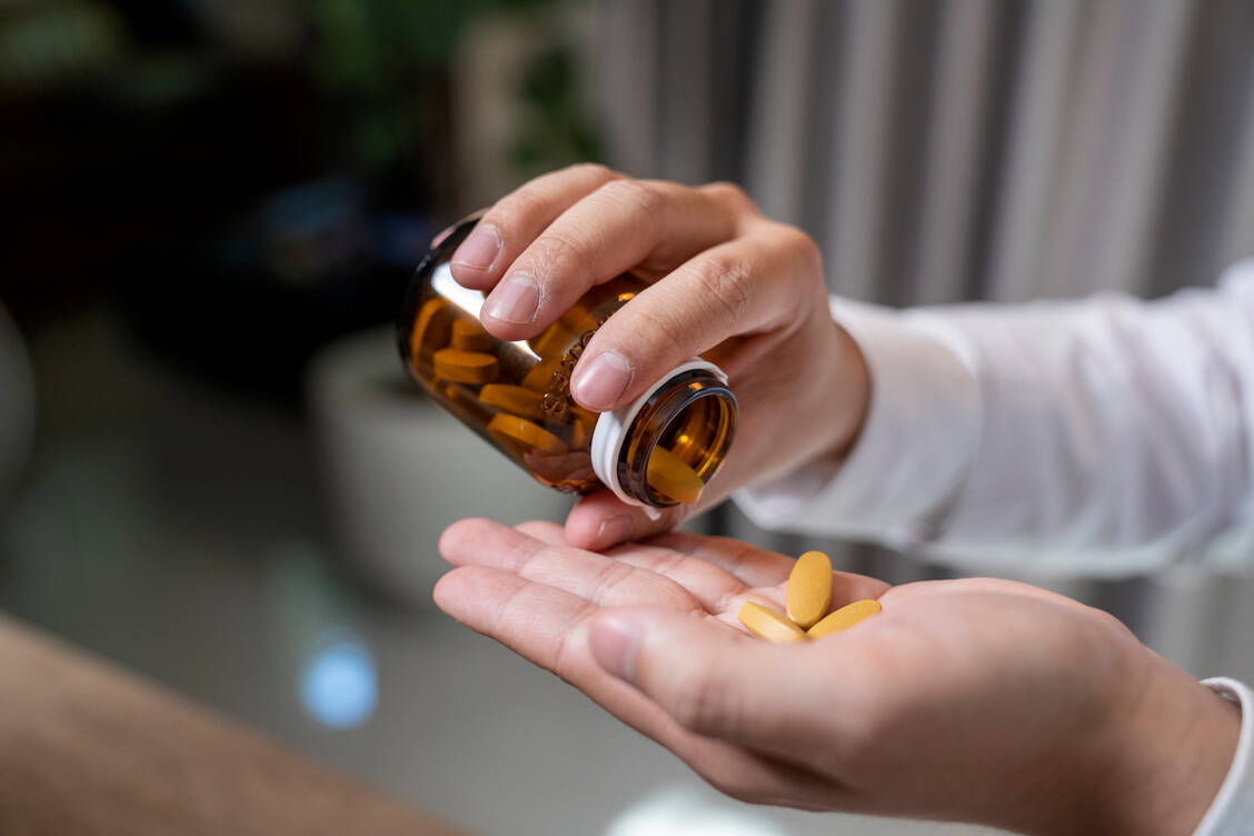 Die übermäßige Einnahme von Supplementen kann den Calciumspiegel in die Höhe treiben. / Foto: Getty Images/Thana Prasongsin