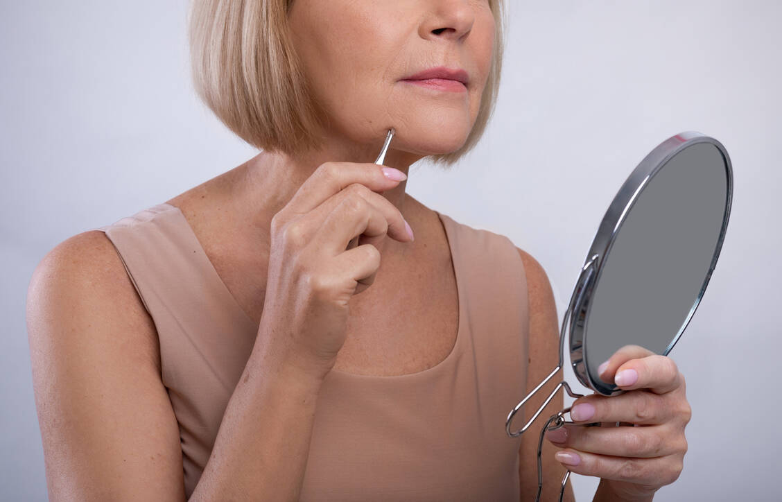 Gezupfte Haare kommen immer wieder, denn das Zupfen lässt die Haarwurzel unberührt. In manchen Fällen sollte man auf das Zupfen jedoch verzichten. / © Getty Images/Prostock-Studio