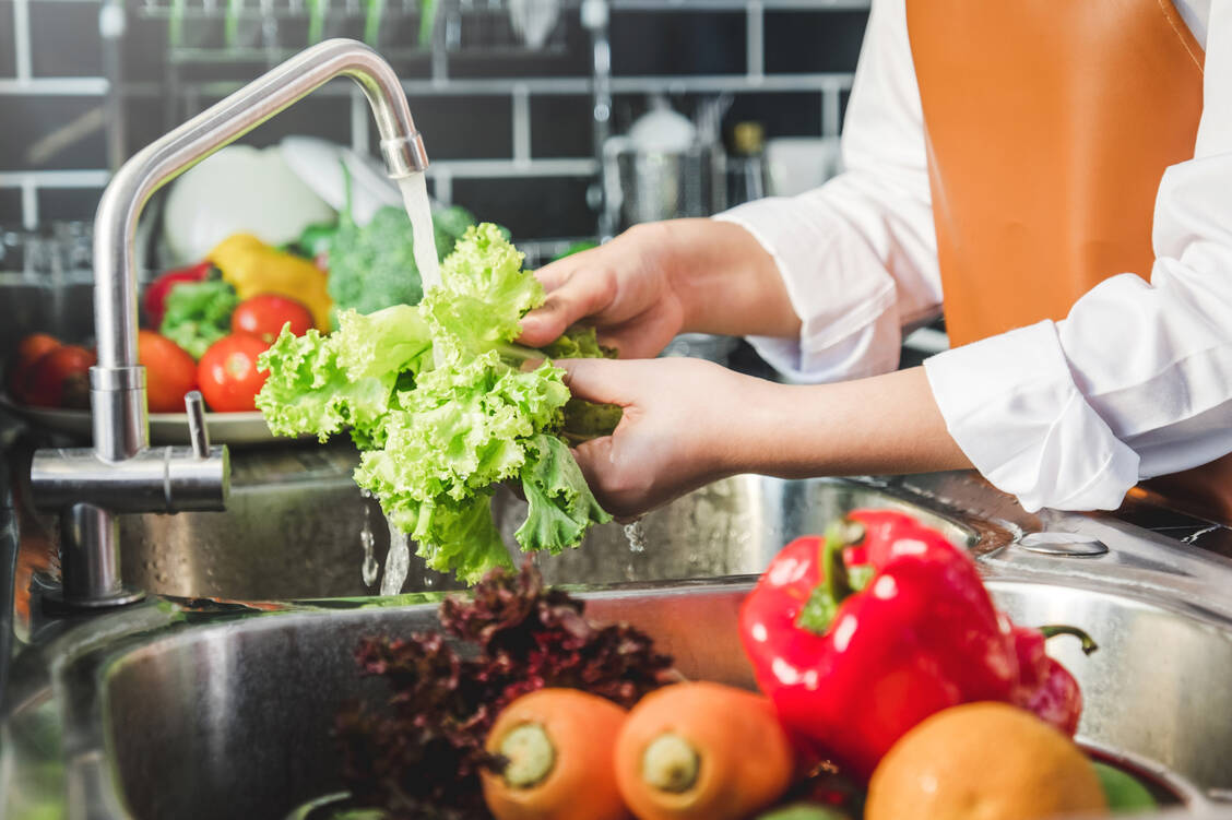 Gründliches Waschen von Obst und Gemüse schützt vor Keimen. / © Shutterstock/Joyseulay