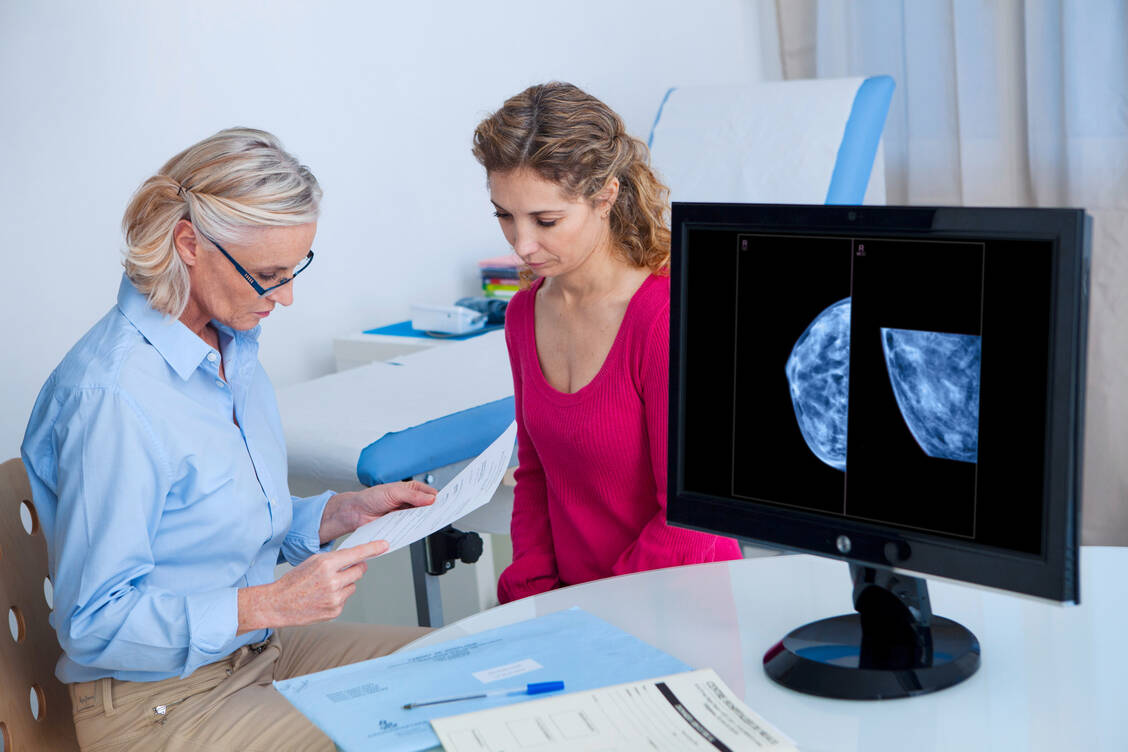 Um jeder Patientin ein Maß an Qualität und das bestmögliche Behandlungskonzept zu bieten, erarbeiten in zertifizierten Brustzentren interdisziplinäre Tumorboards einen Therapieplan aus. Dieser wird engmaschig kontrolliert. / Foto: Adobe Stock/BSIP