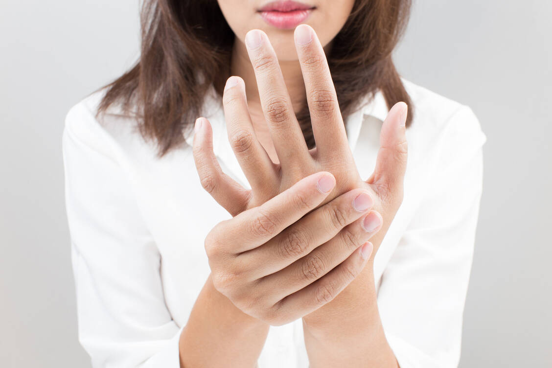Schmerzen oder Schwäche in den Handgelenken? Das kann viele Ursachen haben. / © Getty Images/Tharakorn