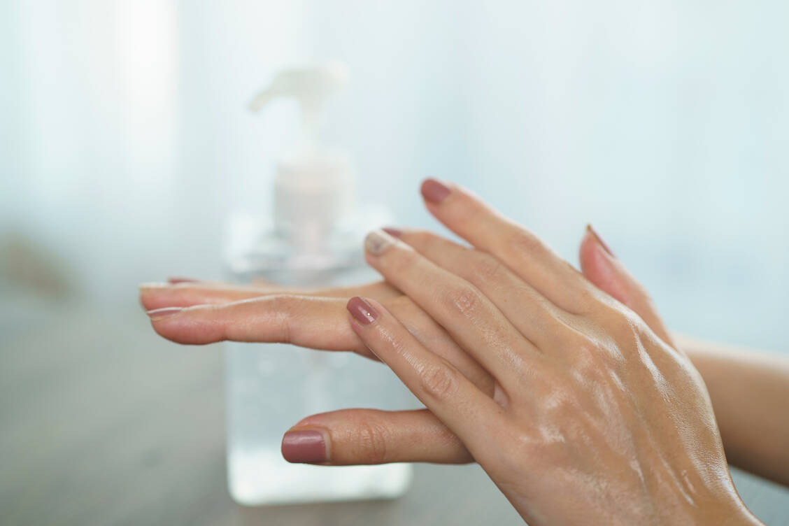 Viele Anwender lassen ein Hand-Desinfektionsmittel nicht lange genug einwirken. Der Hinweis auf die richtige Zeitspanne ist deshalb wichtig. / Foto: Adobe Stock/marchsirawit