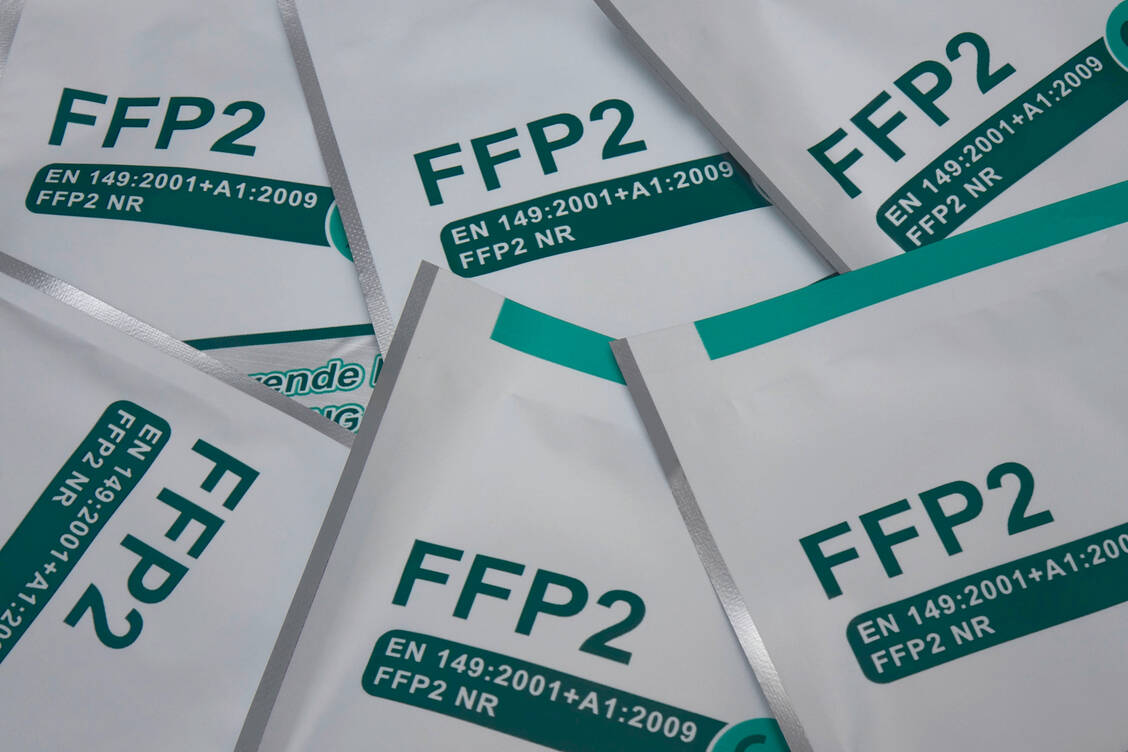 Die Abgabe von FFP2-Masken bestimmt derzeit den Apothekenalltag. Antigen-Schnelltests könnten bald hinzukommen.  / Foto: imago images/Steinach