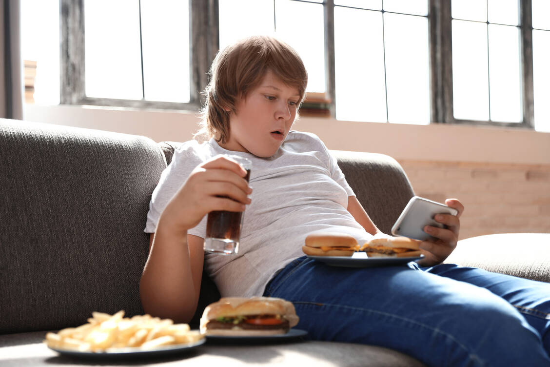 Während des Homeschoolings in der Corona-Pandemie bewegten sich besonders viele Kinder und Teenager zu wenig. Dadurch nahmen viele junge Menschen, besonders durch ungesundes Essen, erheblich zu.    / Foto: Adobe Stock/New Africa