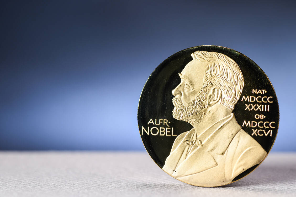 Der Medizin-Nobelpreis 2026 geht an Peter Hegemann, Georg Nagel und Karl Deisseroth. Ausgezeichnet wird ihre Forschung zur Optogenetik und lichtgesteuerten Ionenkanälen. / © Adobe Stock/Jean Luc Flemal