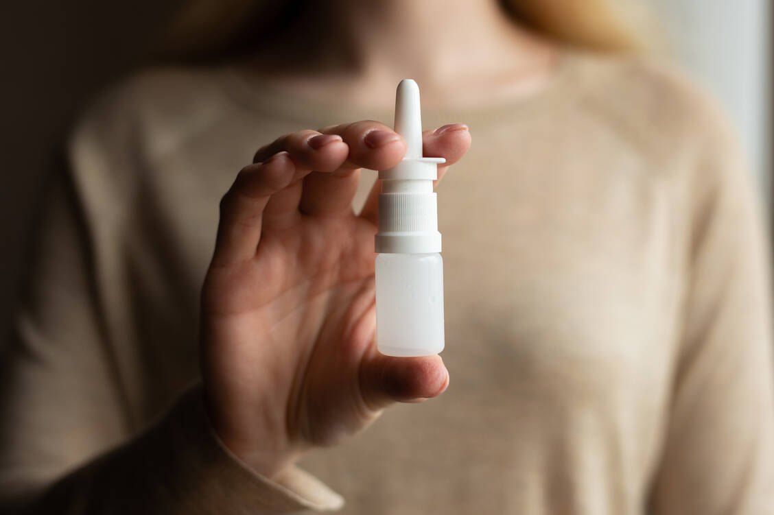 Nasenspray als Viren-Schutzschild: Filmbildende Wirkstoffe sollen die Nasenschleimhaut vor dem Eindringen von Coronaviren und Co. schützen. / Foto: Adobe Stock/Anton