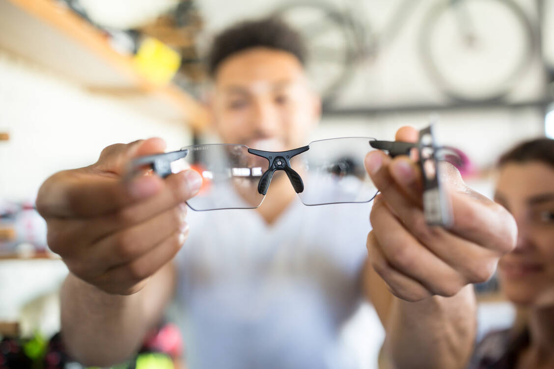 Neben einem Fahrradhelm sollte auch eine Brille beim Radeln getragen werden. Spezielle Radfahrerbrillen schützen vor Fliegen, vor unfallbedingten Schäden am Auge, vor Zugluft und vor UV-Strahlung. / Foto: Getty Images/Coolpicture
