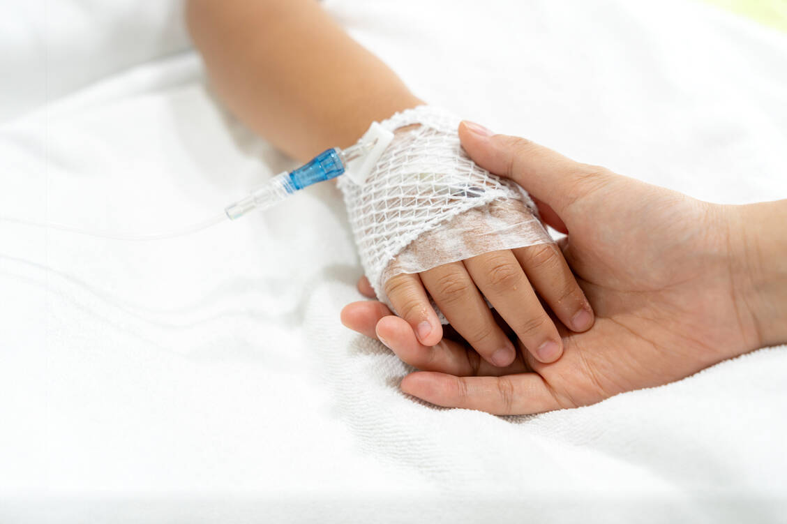 Es wäre nicht das erste Mal, dass Jugendliche wegen einer Mutprobe, wie sie gerne auf TikTok kursieren, als Notfall im Krankenhaus landen. Bei der aktuellen Challenge ist es sogar das Ziel, möglichst lange im Krankenhaus zu bleiben. / © Getty Image/virojt