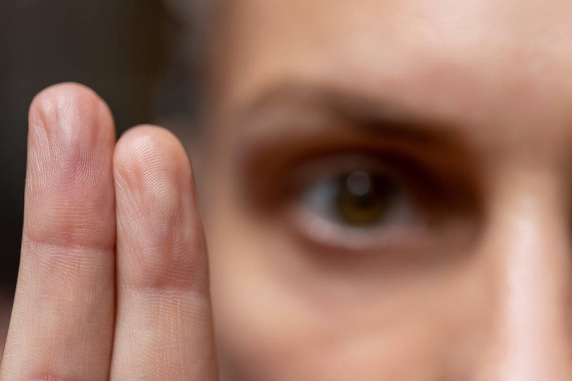 Ein wirksames Verfahren gegen belastende Erinnerungen ist unter anderem EMDR (Eye Movement Desensitization and Reprocessing). Dabei müssen Betroffene die Traumata abrufen und gleichzeitig gezielten Augenbewegungen oder anderen bilateralen Reizen folgen. / © Adobe Stock/Sophie Animes