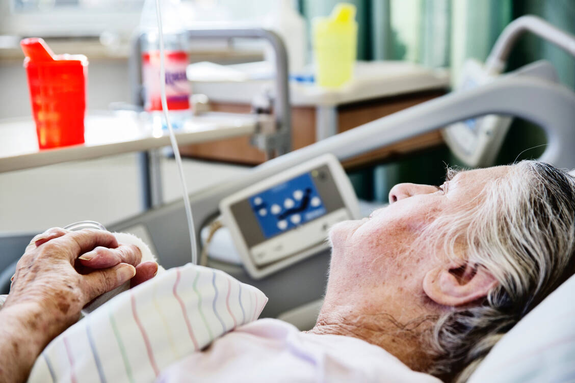 Eine Schwierigkeit besteht darin, dass Patientinnen und Patienten ihre Beschwerden nicht mehr deuten oder kommunizieren können. Daher ist Aufmerksamkeit bei den Betreuenden gefragt. / © Adobe Stock/bilderstoeckchen