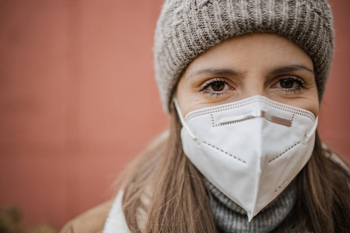 Vor allem bei niedrigen Temperaturen wird es schnell feucht unter der Maske. Ein Vorteil, wie sich nun herausgestellt hat. / Foto: Getty Images/blackCAT