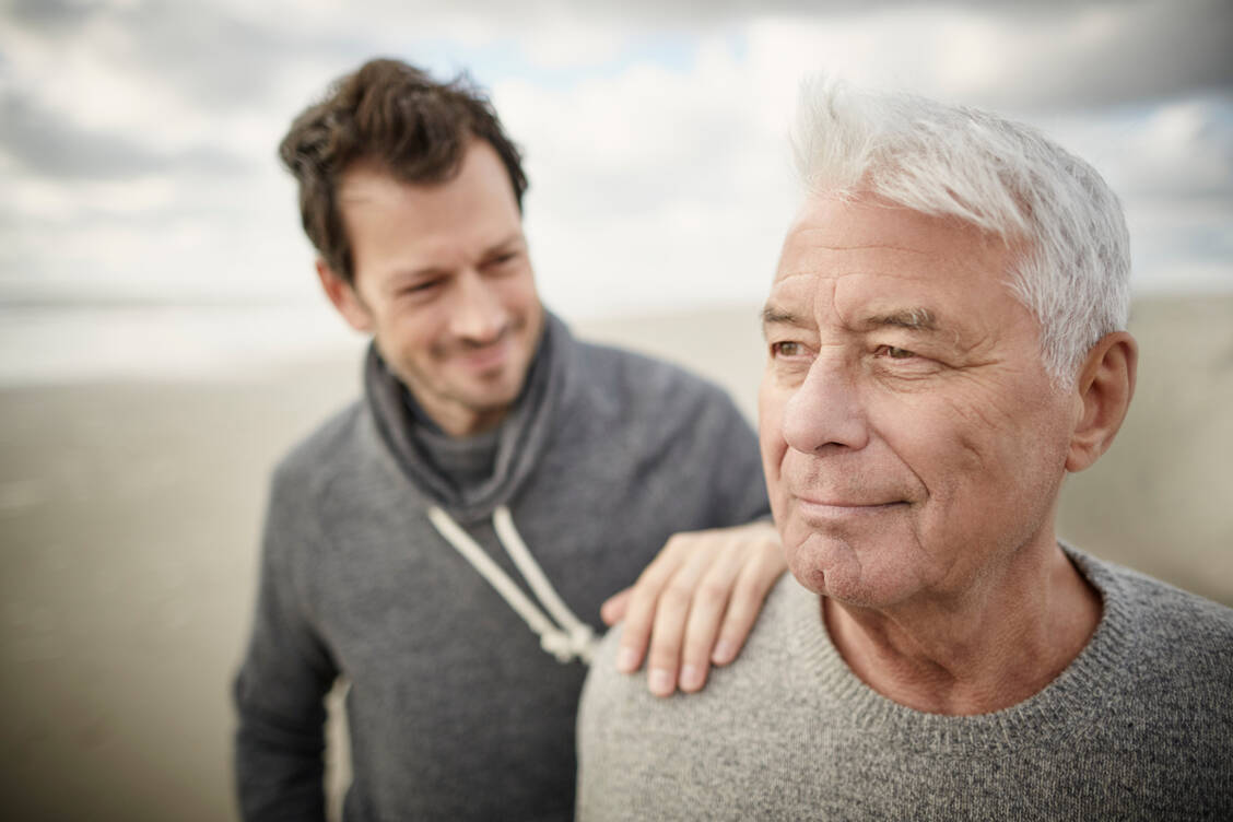Wenn ältere Menschen plötzlich an Körpergröße verlieren, könnte es sich um ein Frühwarnzeichen für Osteoporose handeln. Auch bei Männern. / Foto: Getty Images/Oliver Rossi