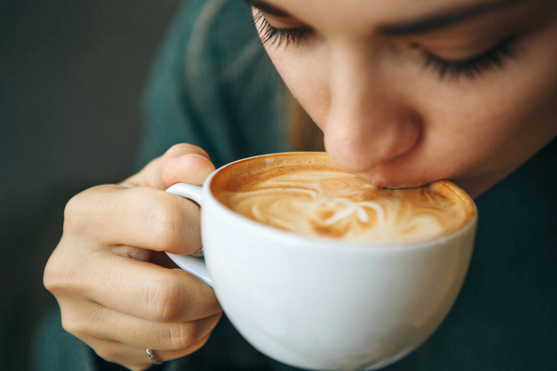 Ein Inhaltsstoff in Kaffee kann möglicherweise verhindern, dass sich menschliche Zellen mit dem Coronavirus zu infizieren. / Foto: Getty Images/franz12